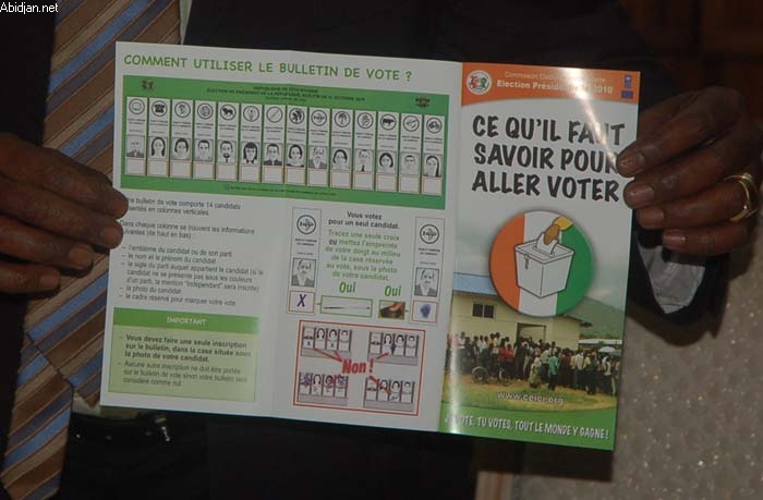 La fausse note/Des affiches sur les panneaux de signalisation